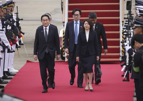Премьер-министр Японии Фумио Кисида и его супруга Юко Кисида во время визита в Южную Корею 7 мая 2023 года.  - Sputnik Узбекистан