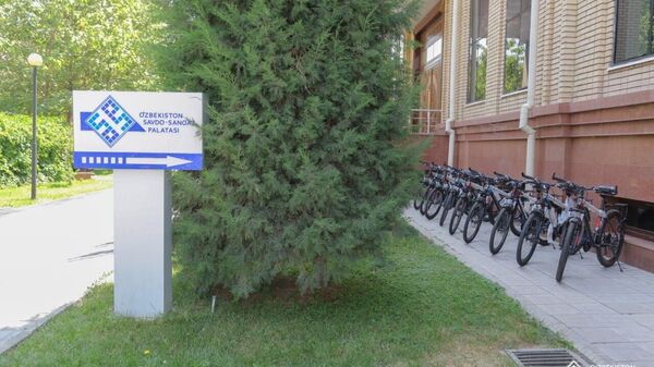 Торгово-промышленная палата  Узбекистана предоставила сотрудникам корпоративные велосипеды - Sputnik Узбекистан
