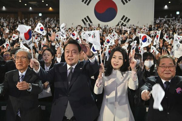 Президент Южной Кореи Юн Сук Ель и его жена Ким Кеон Хи во время церемонии, посвященной 104-й годовщине Движения за независимость против японского колониального правления.  - Sputnik Узбекистан