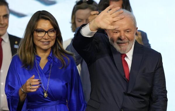 Президент Бразилии Луис Инасиу Лула да Силва и его супруга Росангела да Силва во время визита на гидроэлектростанцию Итайпу 16 марта 2023 года.  - Sputnik Узбекистан