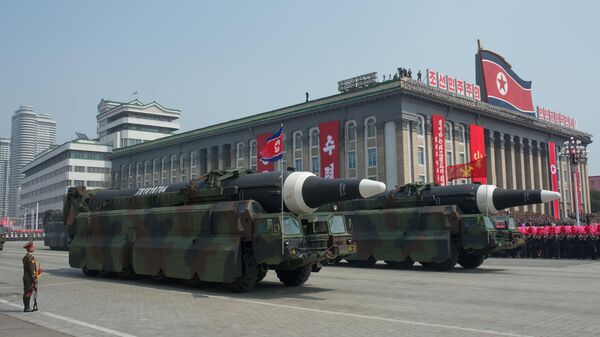 Пусковые установки баллистических ракет средней дальности во время парада в Пхеньяне. Архивное фото - Sputnik Узбекистан