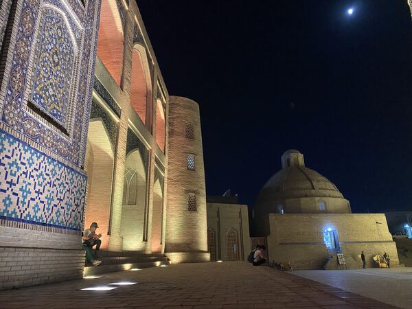 Медресе Амир-Алимхана, основанное в 1915 году узбекским правителем Сеид Алим-ханом. Сегодня это отреставрированное историческое здание. - Sputnik Узбекистан
