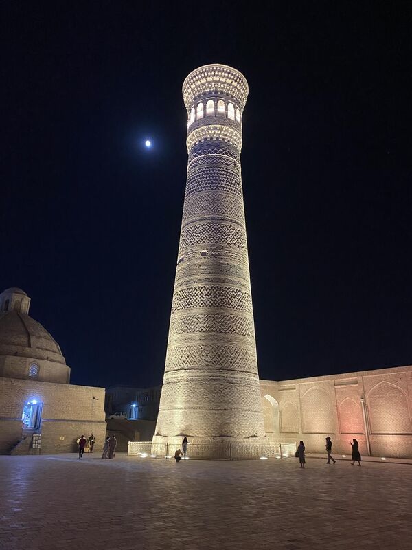 Минарет Калян — это величественная колонна, которая возвышается над всей Бухарой. Диаметр минарета в основании — 9 метров, к вершине сужается до 6 метров, а общая высота 45,6 метров. Внутри сооружения есть винтовая лестница. - Sputnik Узбекистан
