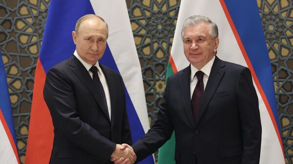 Президент России Владимир Путин (слева) и президент Узбекистана Шавкат Мирзиёев - Sputnik Узбекистан