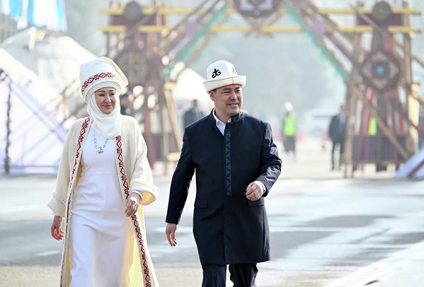 Президент Кыргызстана Садыр Жапаров с супругой  Айгуль Жапарова - Sputnik Узбекистан