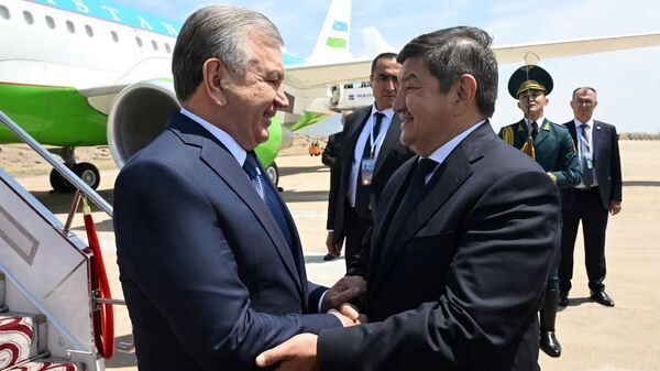 Шавкат Мирзиёев прибыл с рабочим визитом в Кыргызстан - Sputnik Узбекистан