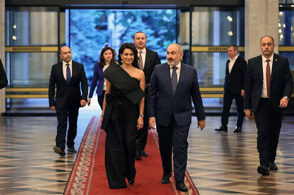 Премьер-министр Армении Никол Пашинян вместе с супругой Анной Акапян посетил концерт в рамках саммита Европейского политического сообщества - Sputnik Узбекистан