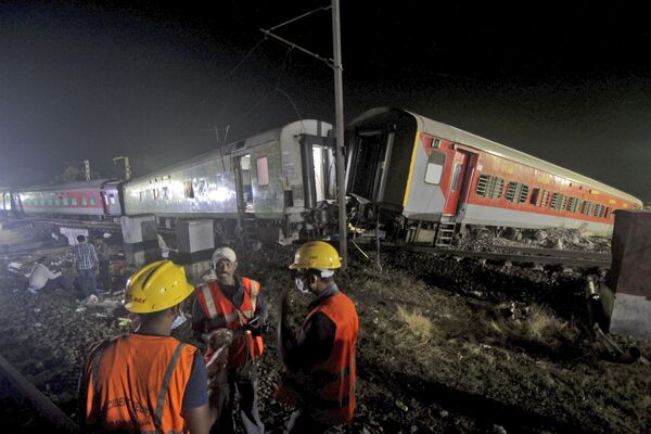 Спасатели работают на месте крушения пассажирских поездов даже ночью.  - Sputnik Узбекистан