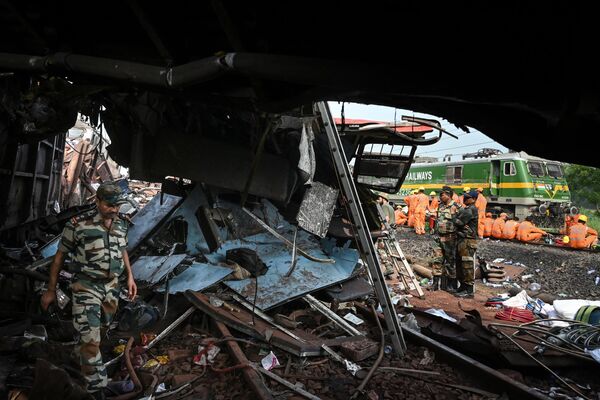 Военнослужащие осматривают обломки на месте аварии. - Sputnik Узбекистан