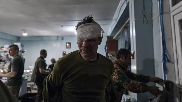Раненый украинский солдат в пункте медицинской помощи под Артемовском. Архивное фото - Sputnik Узбекистан