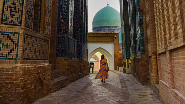 Женщина гуляет по старому городу Самарканда. - Sputnik Узбекистан