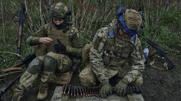 Украинские солдаты готовят боеприпасы на передовых позициях близ Угледара, Донецкая область, Украина, понедельник, 1 мая 2023 года. - Sputnik Узбекистан