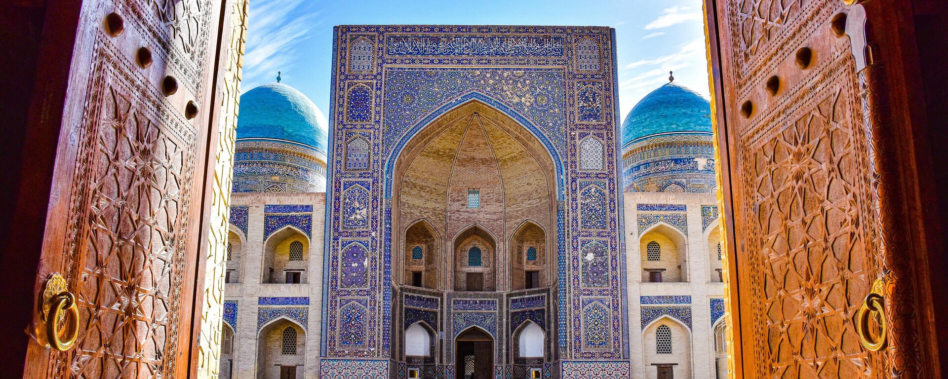 Бухара. Медресе Мир Араб. Ансамбль Пой Калон - Sputnik Узбекистан, 1920, 12.01.2026