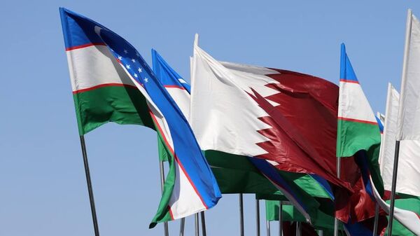 Флаги Узбекистана и Катара. - Sputnik Узбекистан