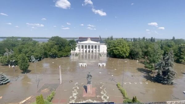 Затопленный центр Новой Каховки. Кадр видео - Sputnik Узбекистан