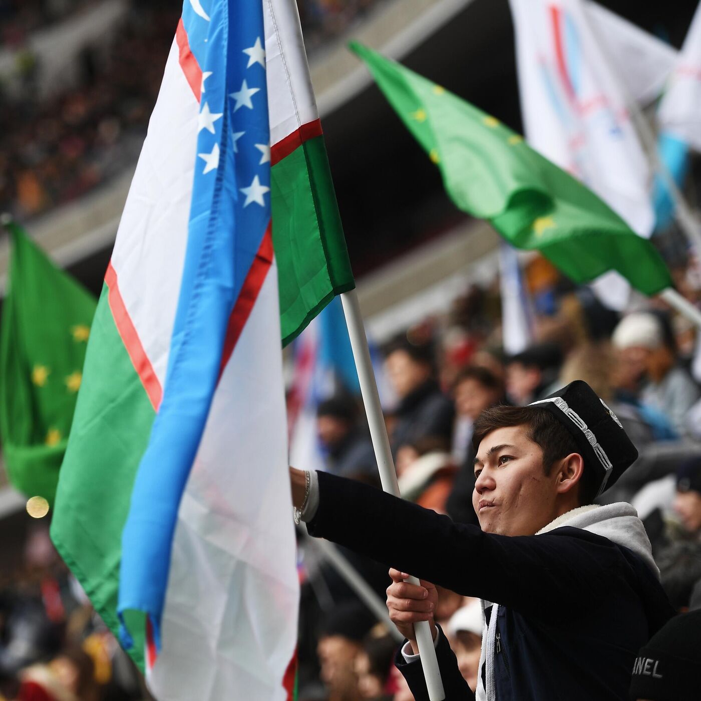 Yoshlar külotlarini echib olishadi Yoshlar külotlarini echib olishadi