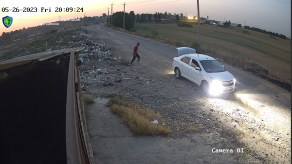 Нарушитель, выбросивший мусор в неположенном месте - Sputnik Узбекистан