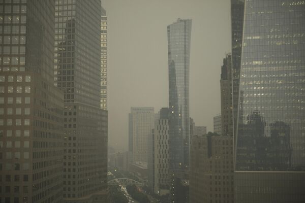 Здания на Манхэттене в Нью-Йорке частично скрыты дымом. - Sputnik Узбекистан