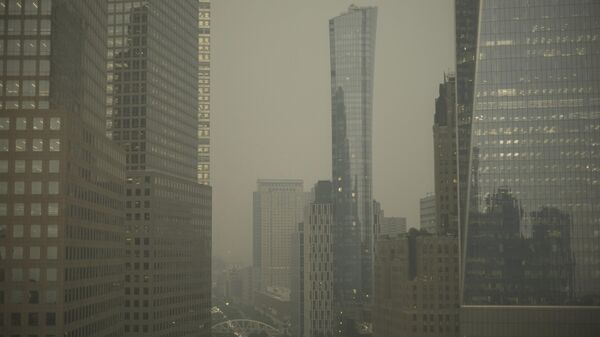 Здания в нижнем Манхэттене в Нью-Йорке частично скрыты дымом от лесных пожаров в Канаде - Sputnik Узбекистан