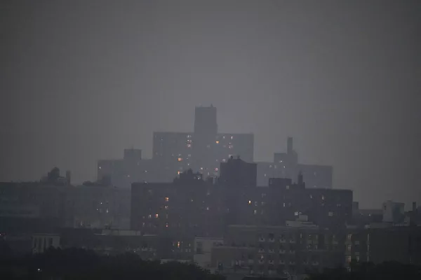 Горизонт Нью-Йорка выглядывает сквозь дымку тумана. - Sputnik Узбекистан
