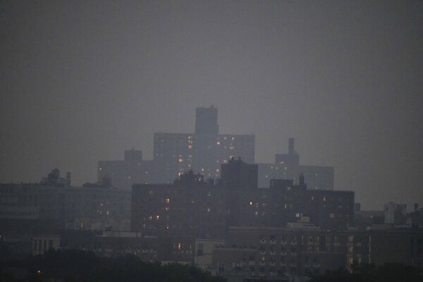 Горизонт Нью-Йорка выглядывает сквозь дымку тумана. - Sputnik Узбекистан