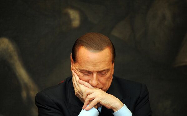 Бывший премьер-министр Италии Сильвио Берлускони на презентации книги Антонио Разци &quot;Le mie mani pulite&quot; в Риме в 2012 году. - Sputnik Узбекистан