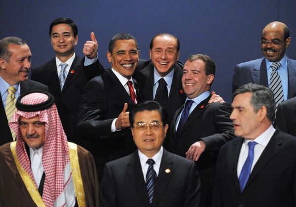 Берлускони позирует с Бараком Обамой и Дмитрием Медведевым для фото на саммите G20 в Лондоне в 2009 году. - Sputnik Узбекистан