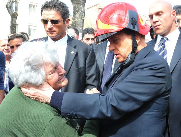 Пожилая женщина расплакалась во время визита Сильвио Берлускони в Л&#x27;Акуилу после сильного землетрясения в 2009 году. - Sputnik Узбекистан
