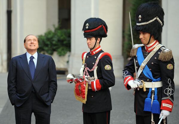 Берлускони смотрит на почетный караул, ожидая президента Палестины Махмуда Аббаса перед их встречей во дворце Киджи в Риме в 2008 году. - Sputnik Узбекистан