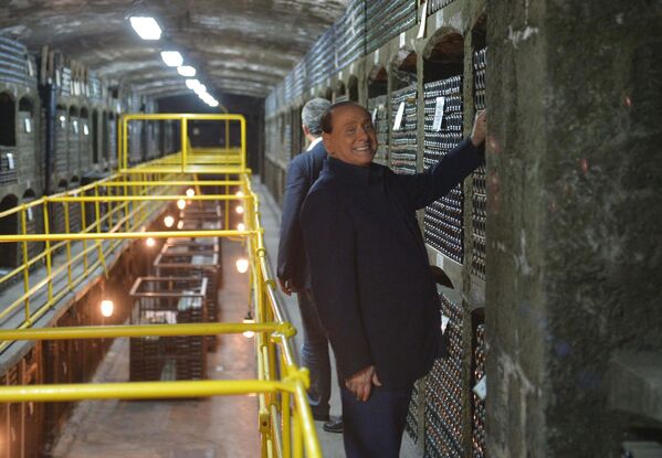 Берлускони вместе с  Путиным посетил главный подвал в объединении &quot;Массандра&quot; с самой большой библиотекой вин в мире в 2015 году.  - Sputnik Узбекистан