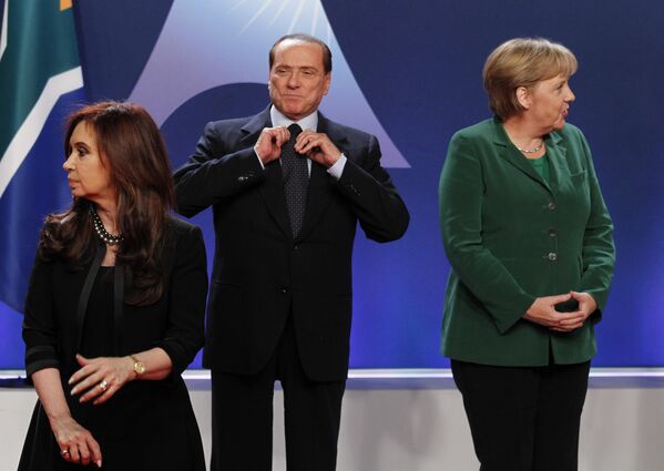 Президент Аргентины Кристина Фернандес де Киршнер, премьер-министр Италии Сильвио Берлускони и федеральный канцлер Германии Ангела меркель (слева направо) на церемонии фотографирования глав стран G20 во Дворце фестивалей и конгрессов в Каннах в 2011 году.  - Sputnik Узбекистан