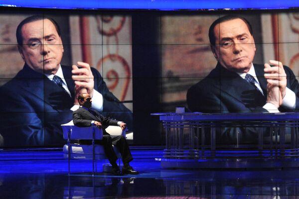 Бывший премьер-министр Италии Сильвио Берлускони выступает на телепрограмме RAI 1 &quot;Porta a Porta&quot; в 2014 году после суда по делу о мошенничестве. - Sputnik Узбекистан