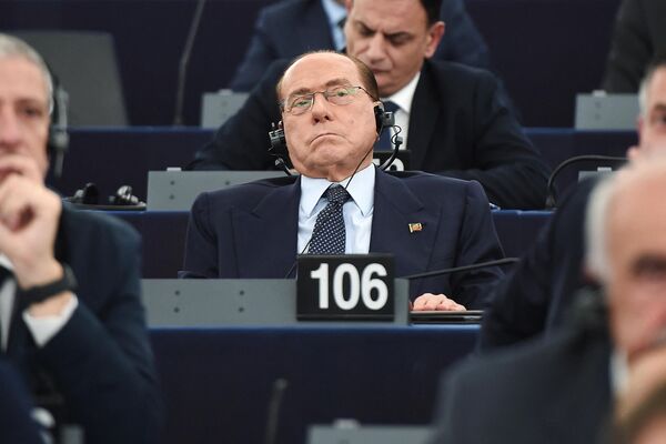 Депутат Европарламента от Италии Сильвио Берлускони принимает участие в голосовании по выборам нового президента Европейского парламента в 2019 году во Франции. - Sputnik Узбекистан