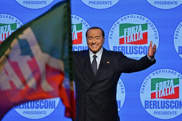 Лидеру итальянской правой партии &quot;Forza Italia&quot; Сильвио Берлускони аплодируют сторонники во время митинга в 2022 году. - Sputnik Узбекистан