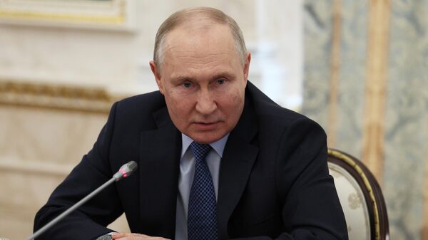 Президент РФ В. Путин провел встречу с военными корреспондентами - Sputnik Узбекистан