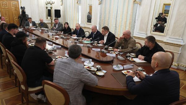 Президент РФ В. Путин провел встречу с военными корреспондентами - Sputnik Узбекистан