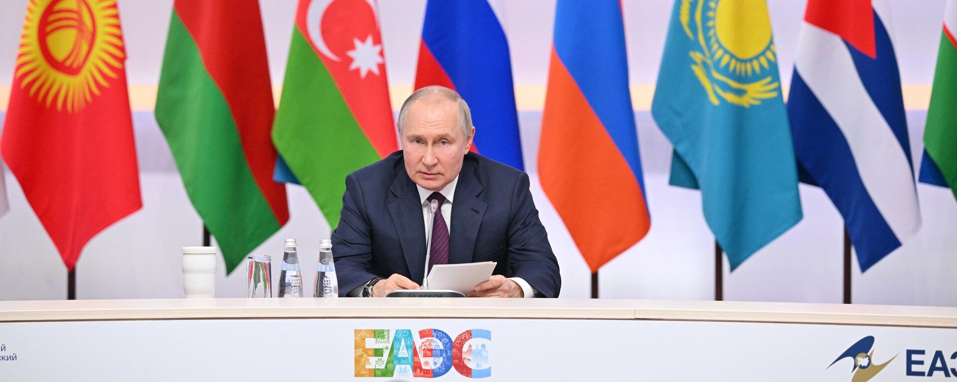 Президент РФ В. Путин провел встречу с главами правительств, участвующих в заседаниях ЕМПС и совета глав правительств СНГ - Sputnik Ўзбекистон, 1920, 23.06.2025
