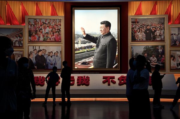 Фото председателя КНР Си Цзиньпина в Музее Компартии Китая в Пекине.  - Sputnik Узбекистан