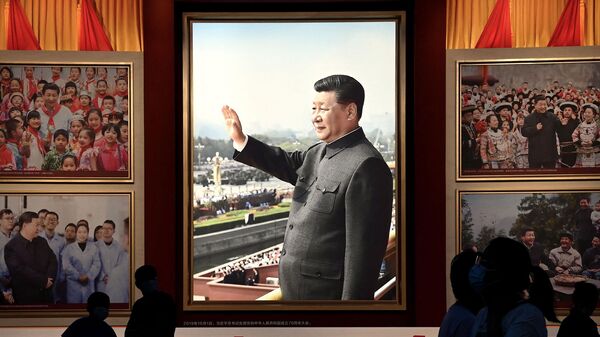 Люди стоят перед изображениями председателя КНР Си Цзиньпина в Музее Коммунистической партии Китая в Пекине - Sputnik Узбекистан
