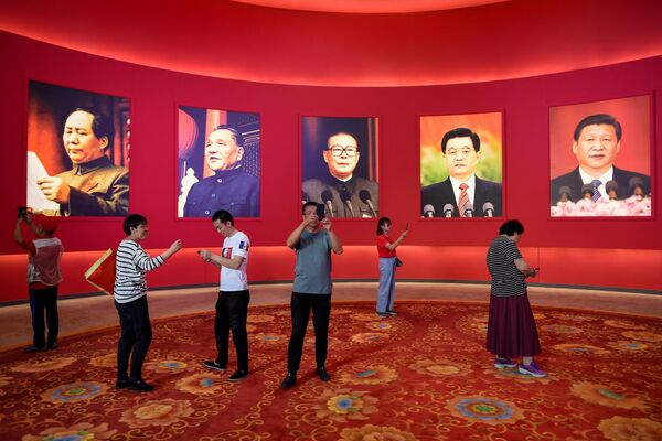 Портреты китайских лидеров на выставке, посвященной 70-летию КНР в Пекине, сентябрь 2019 г. - Sputnik Узбекистан