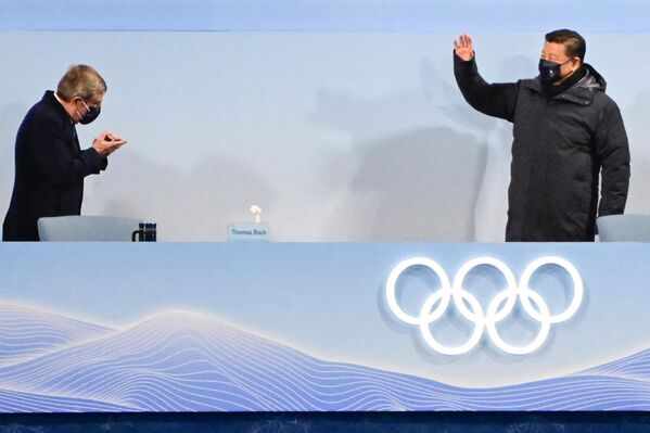 Президент Международного олимпийского комитета Томас Бах и Си Цзиньпин на церемонии открытия Олимпийских игр в Пекине, 2022 г.  - Sputnik Узбекистан