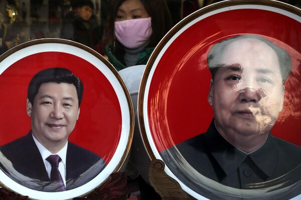 Сувенирные тарелки с изображением Си Цзиньпина и Мао Цзэдуна, Пекин, январь 2016 г.   - Sputnik Узбекистан