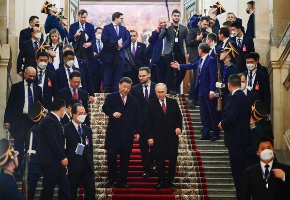 Президент РФ Владимир Путин и председатель КНР Си Цзиньпин после окончания российско-китайских переговоров в Москве - Sputnik Узбекистан