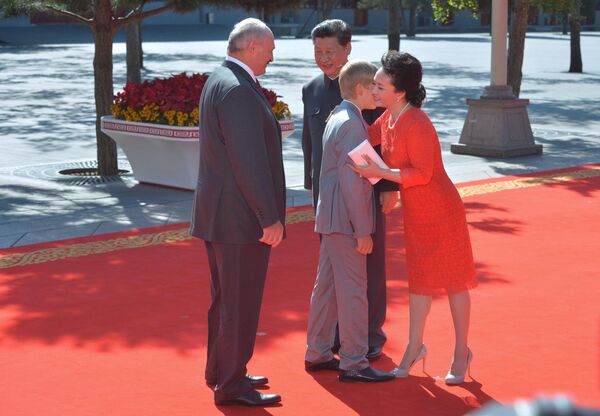 Президент Белоруссии Александр Лукашенко с сыном Николаем и председатель КНР Си Цзиньпин с супругой Пэн Лиюань в Пекине  - Sputnik Узбекистан