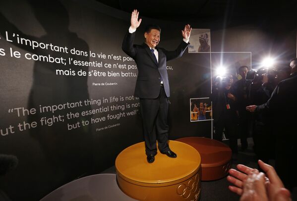 Китайский лидер во время визита в Олимпийский музей в Лозанне, январь 2017 г. - Sputnik Узбекистан