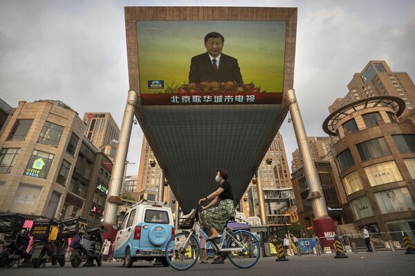 Экран в торговом центре показывает новости о визите Си Цзиньпина в Гонконг, июль 2022 г.  - Sputnik Узбекистан