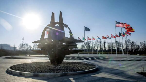 Flagi gosudarstv — chlenov NATO vozle shtab-kvartiri bloka v Brussele. - Sputnik O‘zbekiston