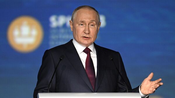 Владимир Путин выступает на ПМЭФ-2023 - Sputnik Узбекистан