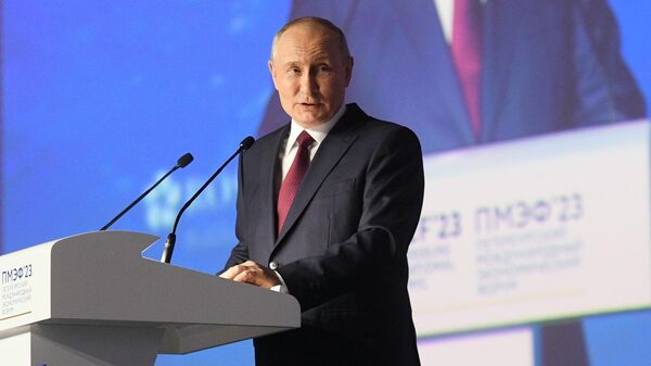PMEF-2023. Prezident RF V. Putin na plenarnom zasedanii - Sputnik O‘zbekiston