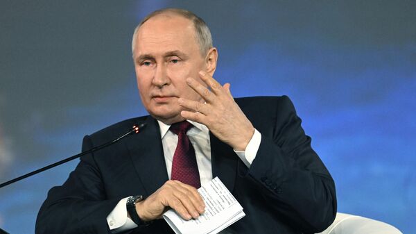 Vladimir Putin Peterburg xalqaro iqtisodiy forumida - Sputnik O‘zbekiston